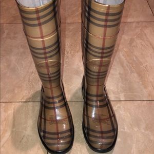 Burberry rain boots Size 9 authentic